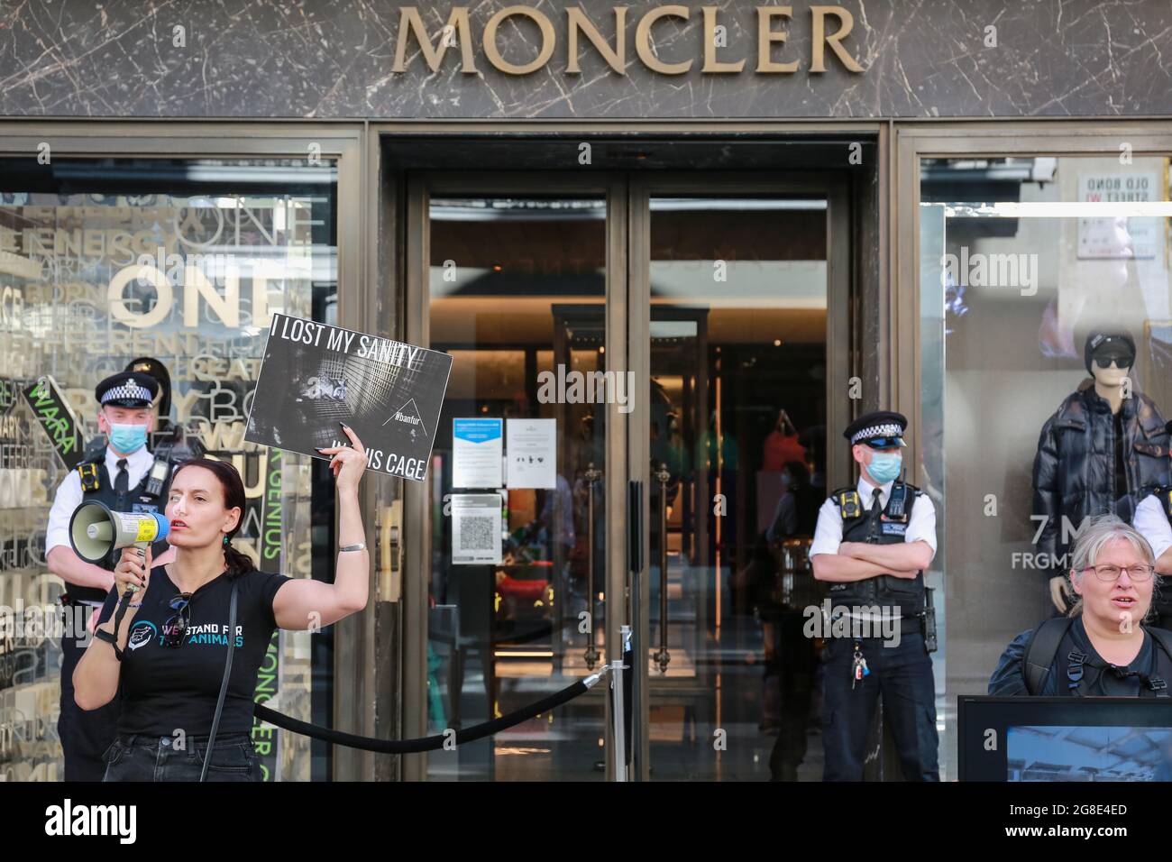 London, Großbritannien. 17. Juli 2021. Erster Anti-Pelz-Protest vor MONCLER in der Old Bond Street, organisiert von We Stand for the Animals. Quelle: Waldemar Sikora Stockfoto