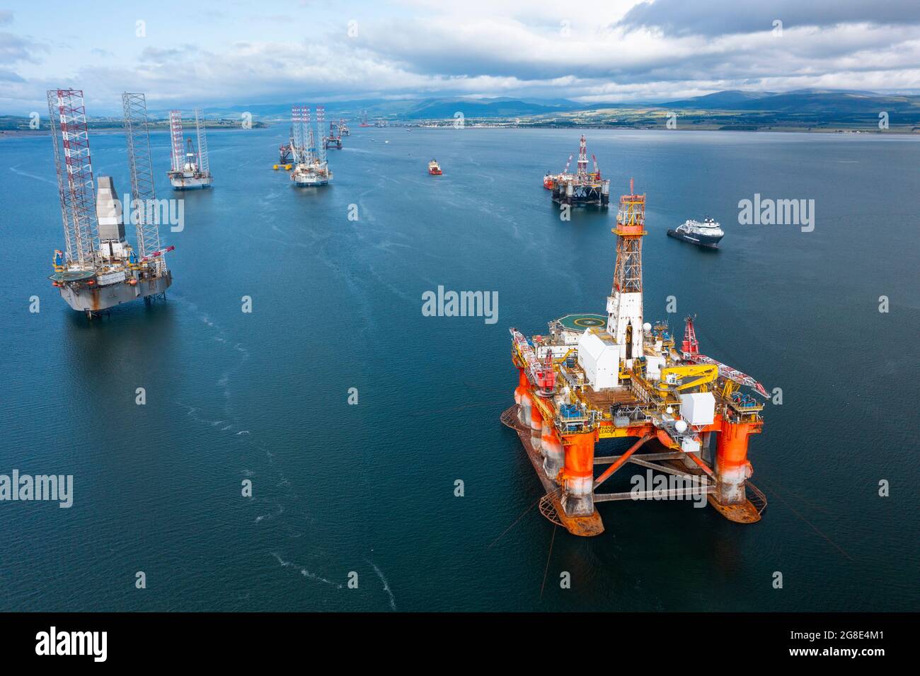 Plattformen und Bohrgeräte der Nordseeindustrie für die Öl- und Gasindustrie wurden in Nigg Bay in Cromarty Firth, Ross und Cromarty, Schottland, Großbritannien, getottet und vertäut Stockfoto