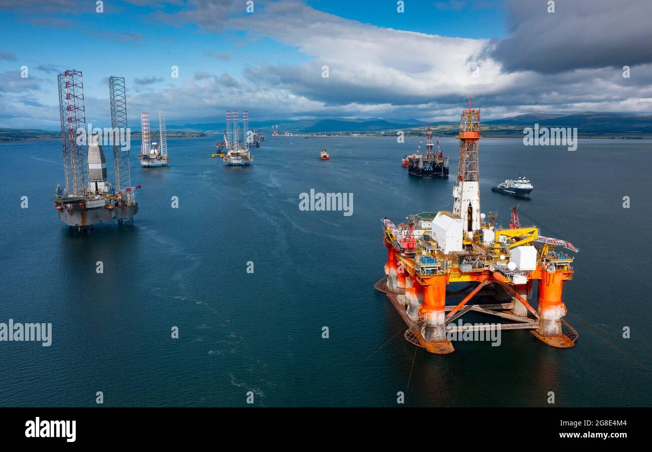 Plattformen und Bohrgeräte der Nordseeindustrie für die Öl- und Gasindustrie wurden in Nigg Bay in Cromarty Firth, Ross und Cromarty, Schottland, Großbritannien, getottet und vertäut Stockfoto