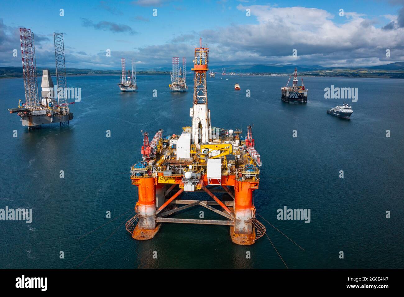 Plattformen und Bohrgeräte der Nordseeindustrie für die Öl- und Gasindustrie wurden in Nigg Bay in Cromarty Firth, Ross und Cromarty, Schottland, Großbritannien, getottet und vertäut Stockfoto