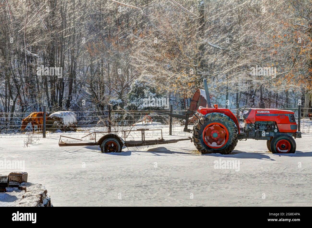 SANGO, VEREINIGTE STAATEN - Jan 24, 2016: Wunderschöne Wintermorgendszene mit frischem Schnee auf dem Boden, rotem Traktor und einem Pferd auf der Weide. Stockfoto