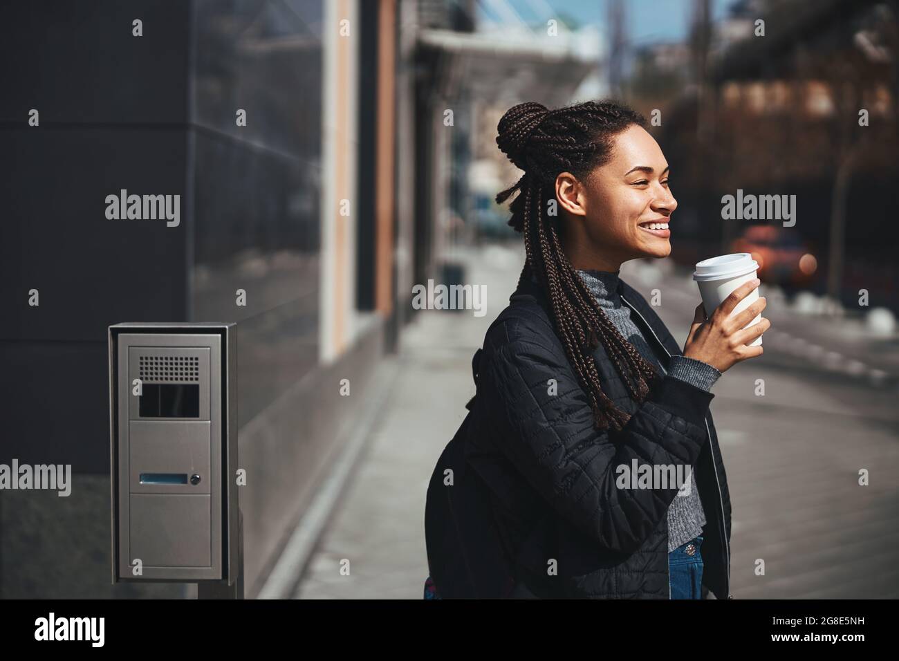 Sich so glücklich zu fühlen, während Sie ein heißes Getränk genießen Stockfoto