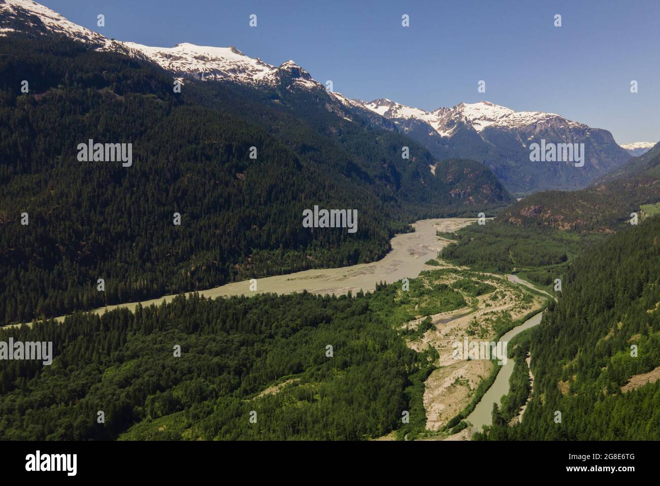 Nordwest-Ansicht des Squamish River Valley während der Spitze des Freshet. Stockfoto