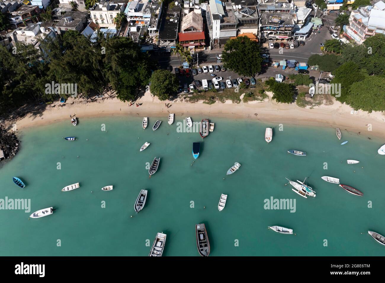 Luftbild, Strände mit Luxushotels mit Wassersport und Booten in der Region Trou-aux-Biches Pamplemousses, Mauritius Stockfoto