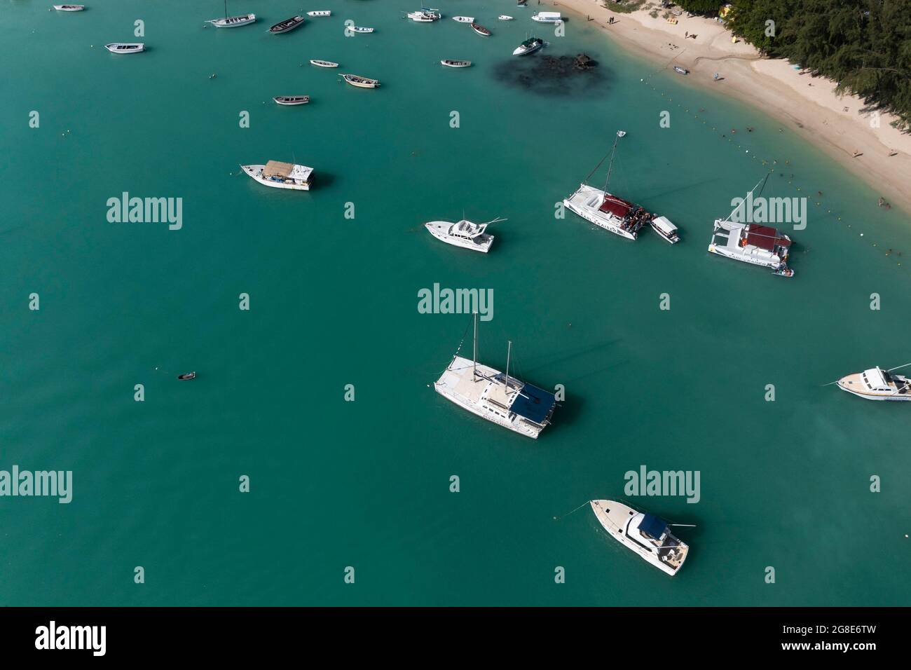 Luftbild, Strände mit Luxushotels mit Wassersport und Booten in der Region Trou-aux-Biches Pamplemousses, Mauritius Stockfoto