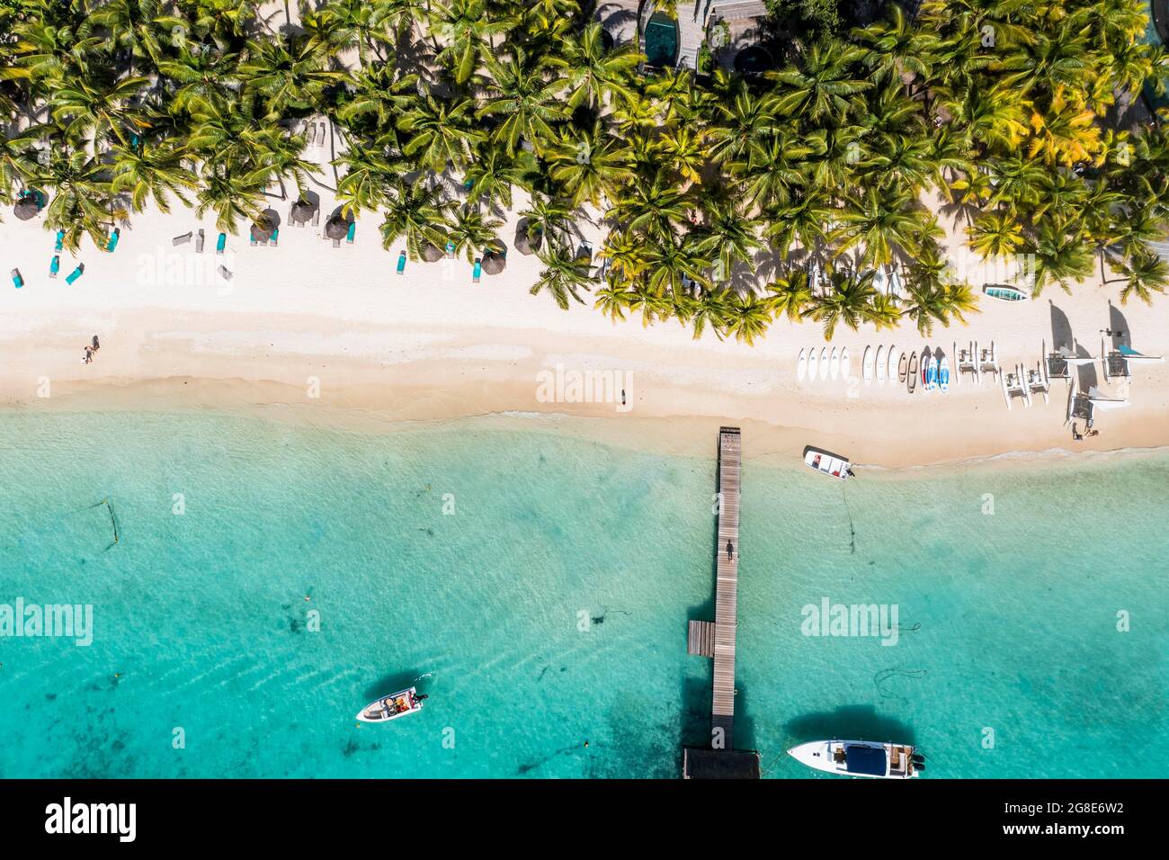 Luftbild, Strände mit Luxushotels mit Wassersport in der Region Trou-aux-Biches Pamplemousses, Mauritius Stockfoto