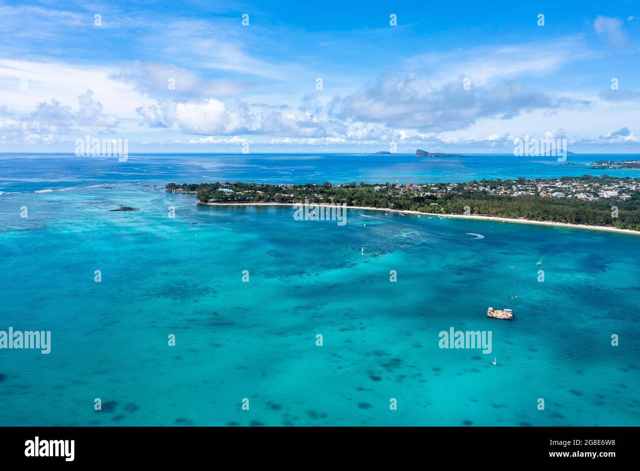 Luftbild, Strände mit Luxushotels mit Wassersport in der Region Trou-aux-Biches Pamplemousses, zurück Grand Baie, Mauritius Stockfoto