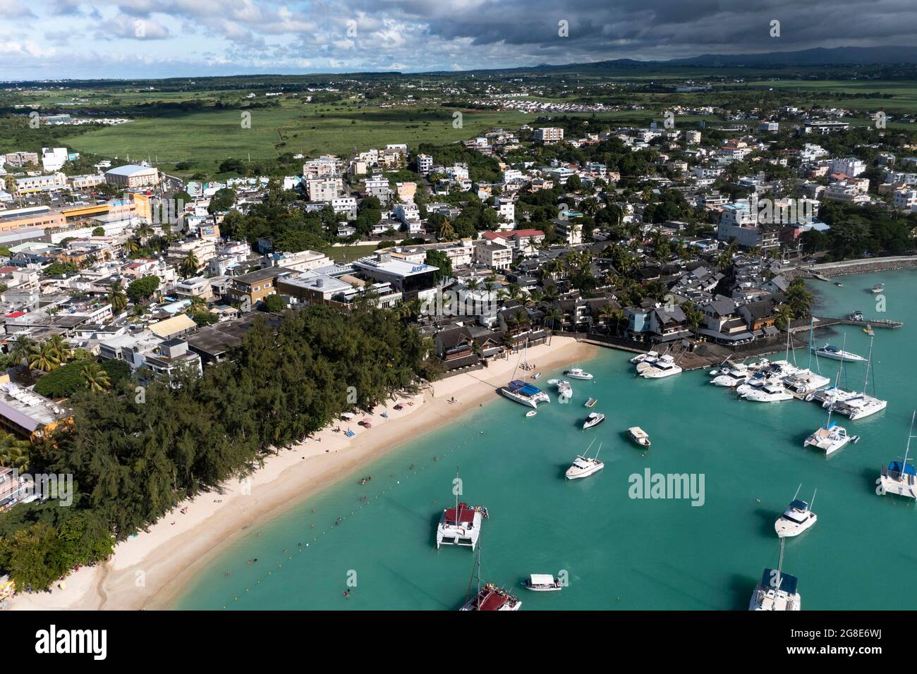Luftbild, Strände mit Luxushotels mit Wassersport und Booten in der Region Trou-aux-Biches Pamplemousses, Mauritius Stockfoto