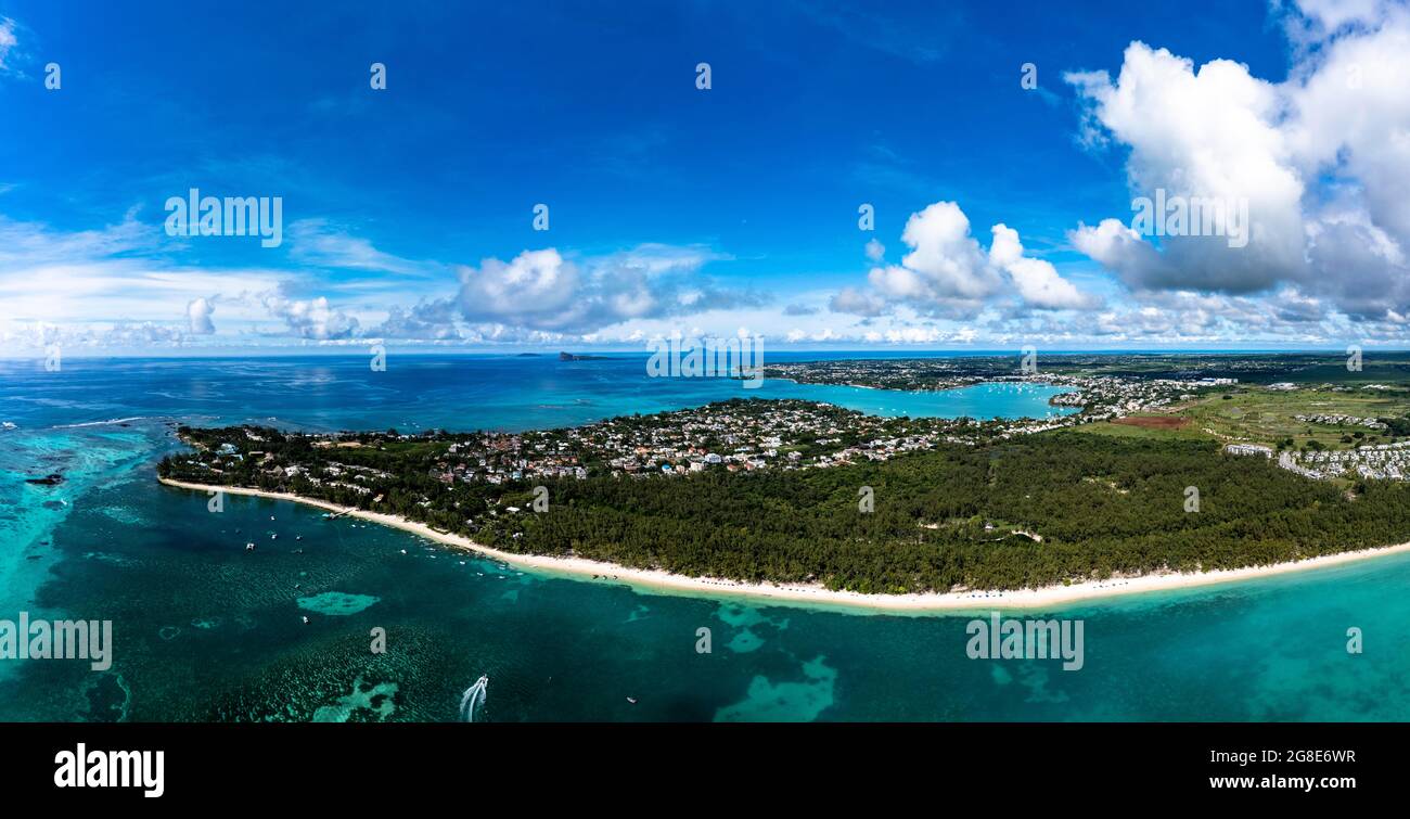 Luftbild, Strände mit Luxushotels mit Wassersport in der Region Trou-aux-Biches Pamplemousses, zurück Grand Baie, Mauritius Stockfoto