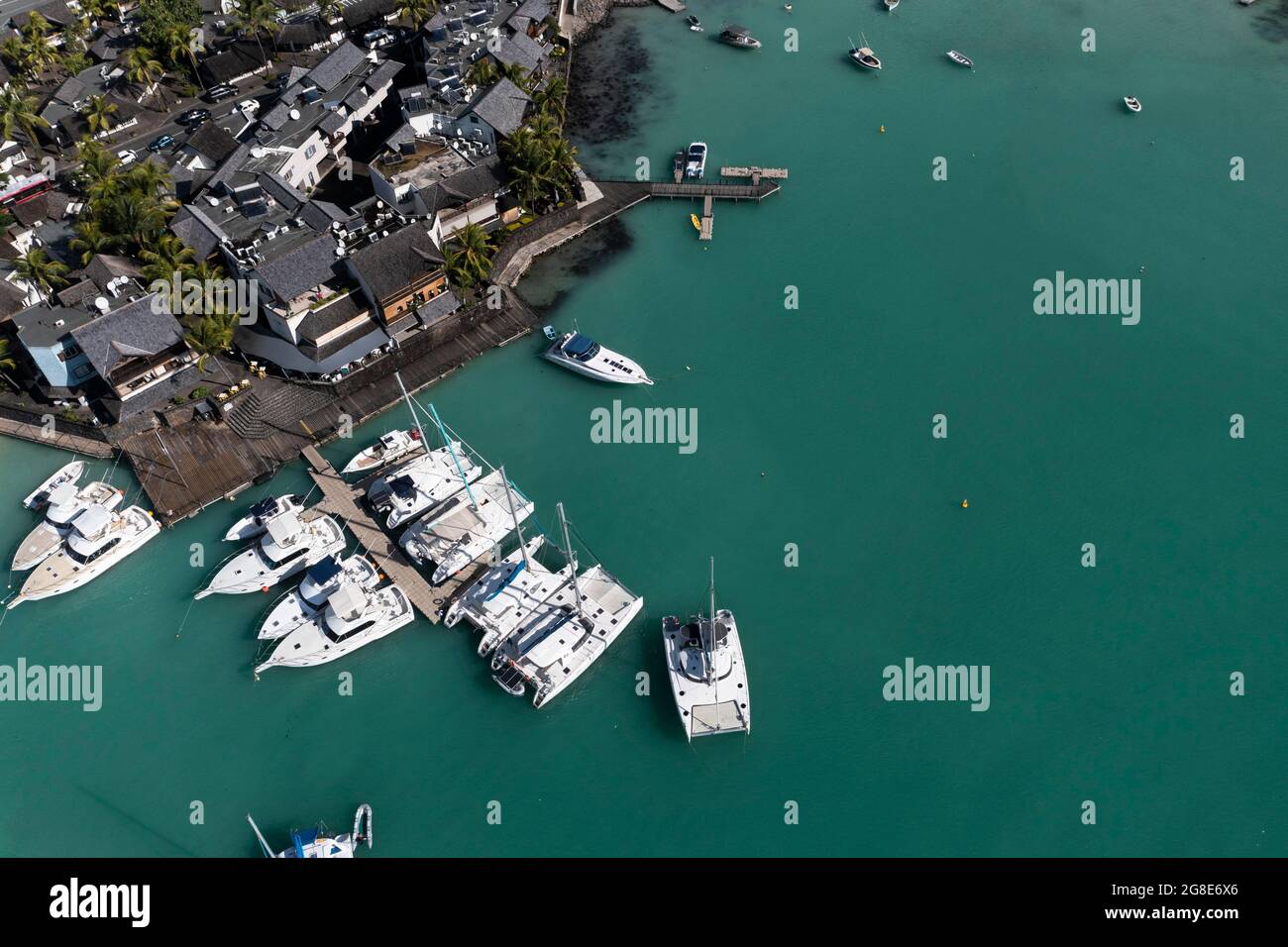 Luftbild, Strände mit Luxushotels mit Wassersport und Booten in der Region Trou-aux-Biches Pamplemousses, Mauritius Stockfoto