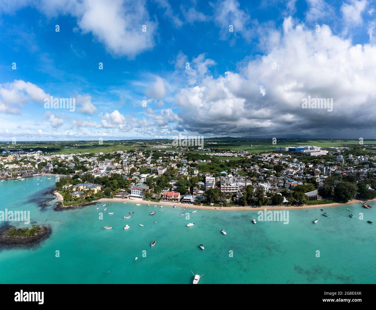 Luftbild, Strände mit Luxushotels mit Wassersport und Booten in der Region Trou-aux-Biches Pamplemousses, Mauritius Stockfoto