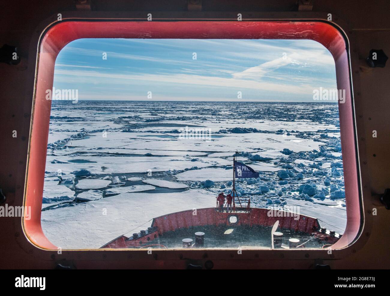 Schauen Sie durch ein Fenster eines Eisbrechers, der das Eis auf dem Weg zum Nordpol, Arktis, bricht Stockfoto