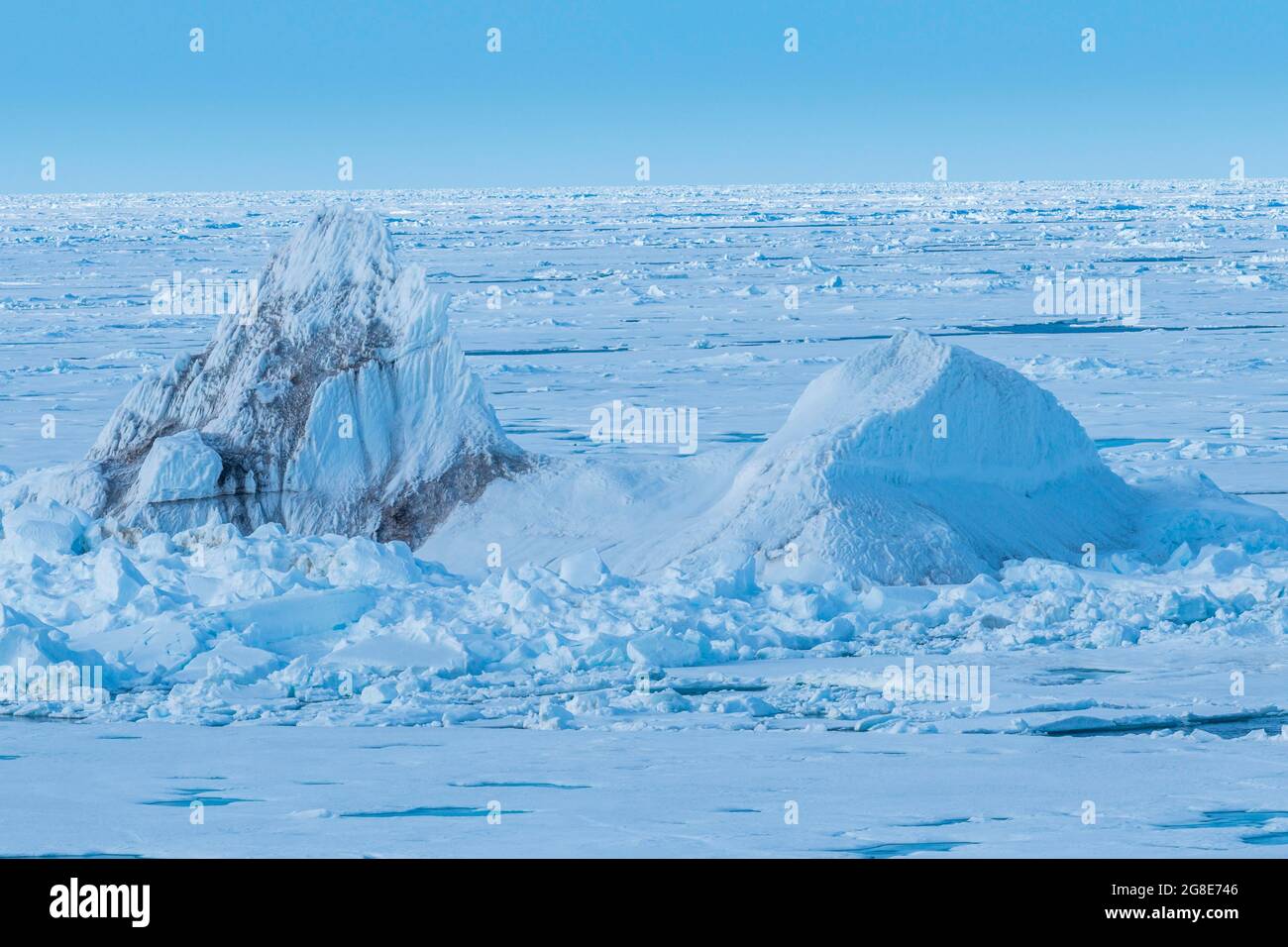 Blauer Eisberg in der hohen Arktis in der Nähe des Nordpols, Arktis Stockfoto