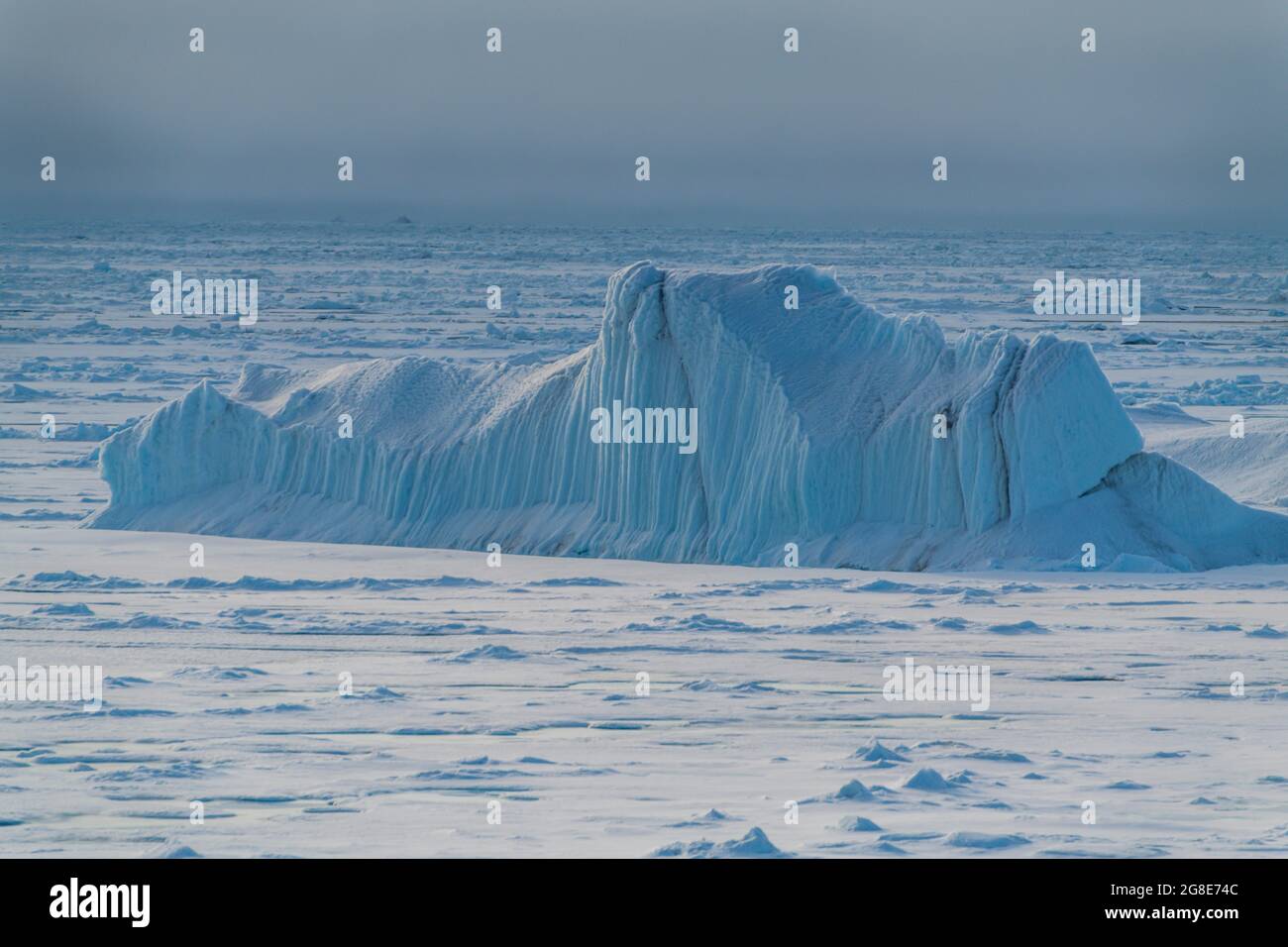 Blauer Eisberg in der hohen Arktis in der Nähe des Nordpols, Arktis Stockfoto