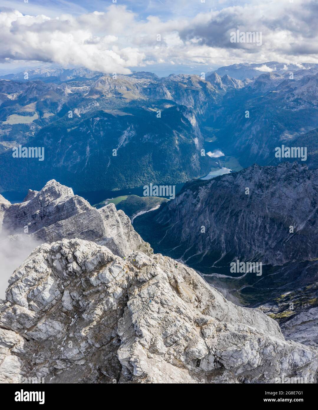 Alpenpanorama vom Watzmann Mittelgipfel mit Königssee, Berchtesgadener Alpen, Berchtesgadener Land, Oberbayern, Bayern, Deutschland Stockfoto