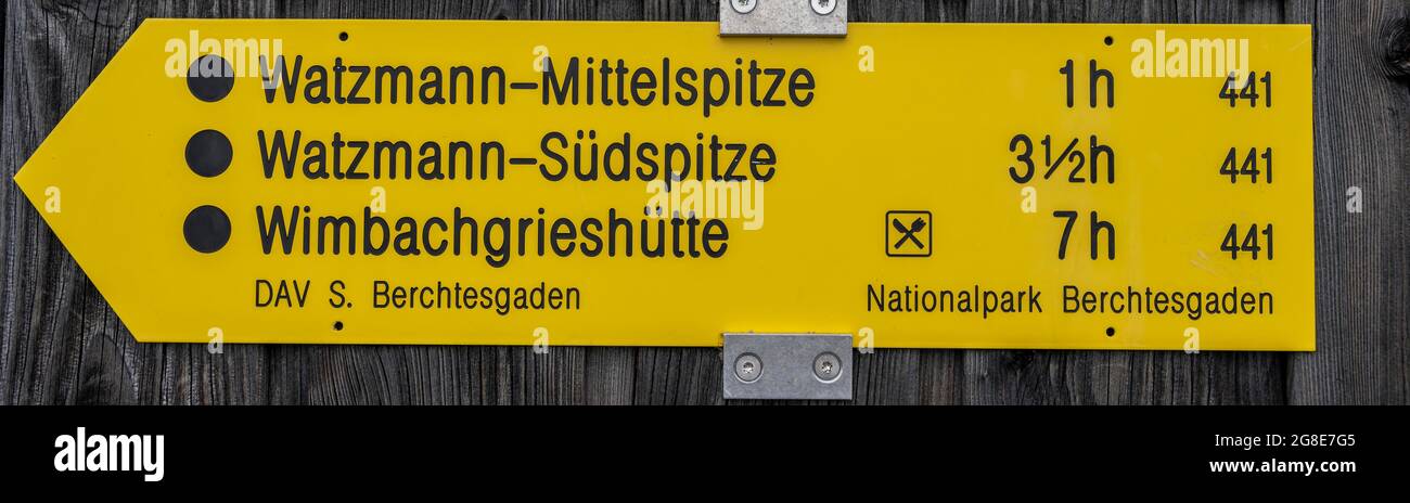 Wanderzeichen, Wegweiser zum Watzmann Mittel- und Südgipfel, Watzmann-Kreuzung, Wegweiser in Watzmann, Berchtesgaden, Bayern, Deutschland Stockfoto