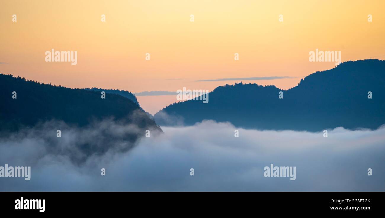 Hügel und Berge bei Sonnenaufgang, bayerische Vorberge, Berchtesgaden, Bayern, Deutschland Stockfoto