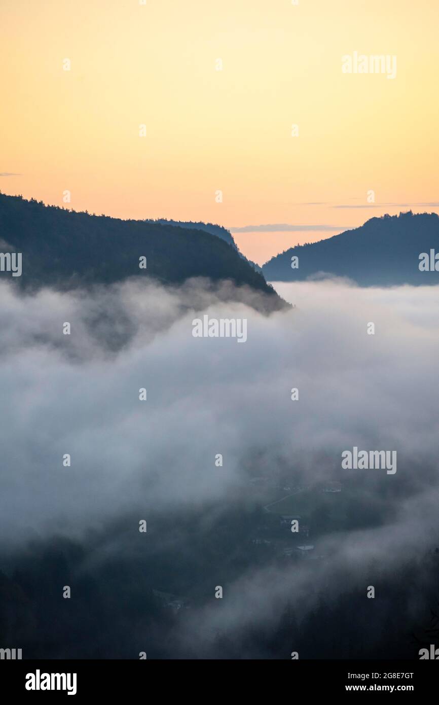 Hügel und Berge bei Sonnenaufgang, bayerische Vorberge, Berchtesgaden, Bayern, Deutschland Stockfoto