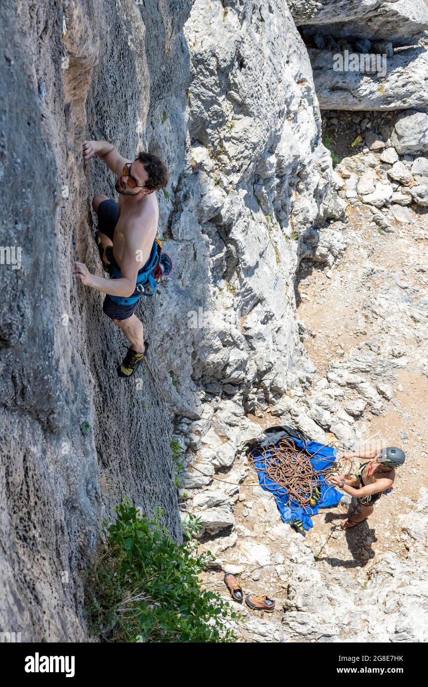 Armeos-Sektor, Klettern auf einer Felswand, Bergsteiger in Blei, unter Partner-Sicherung, Sportklettern, Kalymnos, Dodekanes, Griechenland Stockfoto