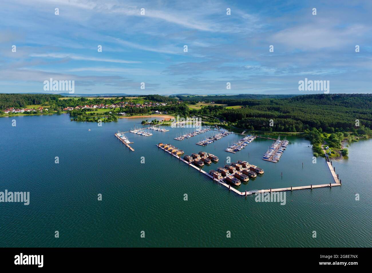 Luftbild, davor Floating Village am Brombachsee, dahinter Segelhafen, Jachthafen, hinten links Ramsberg am Brombachsee, Ortsteil von Stockfoto