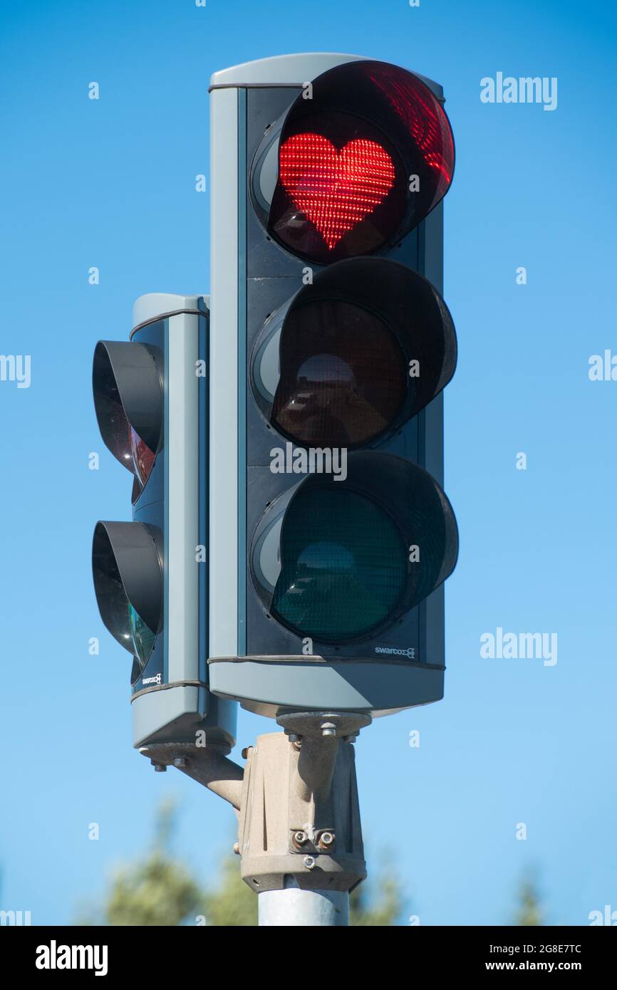 Ampel mit rotem Herzen, Akureyri, Eyjafjoerour, Nordisland, Island Stockfoto