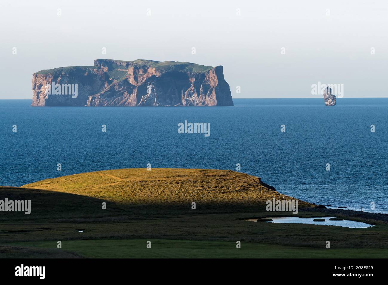 Saga Island Drangey im Abendlicht, Skagafjoerour, Nordisland, Island Stockfoto