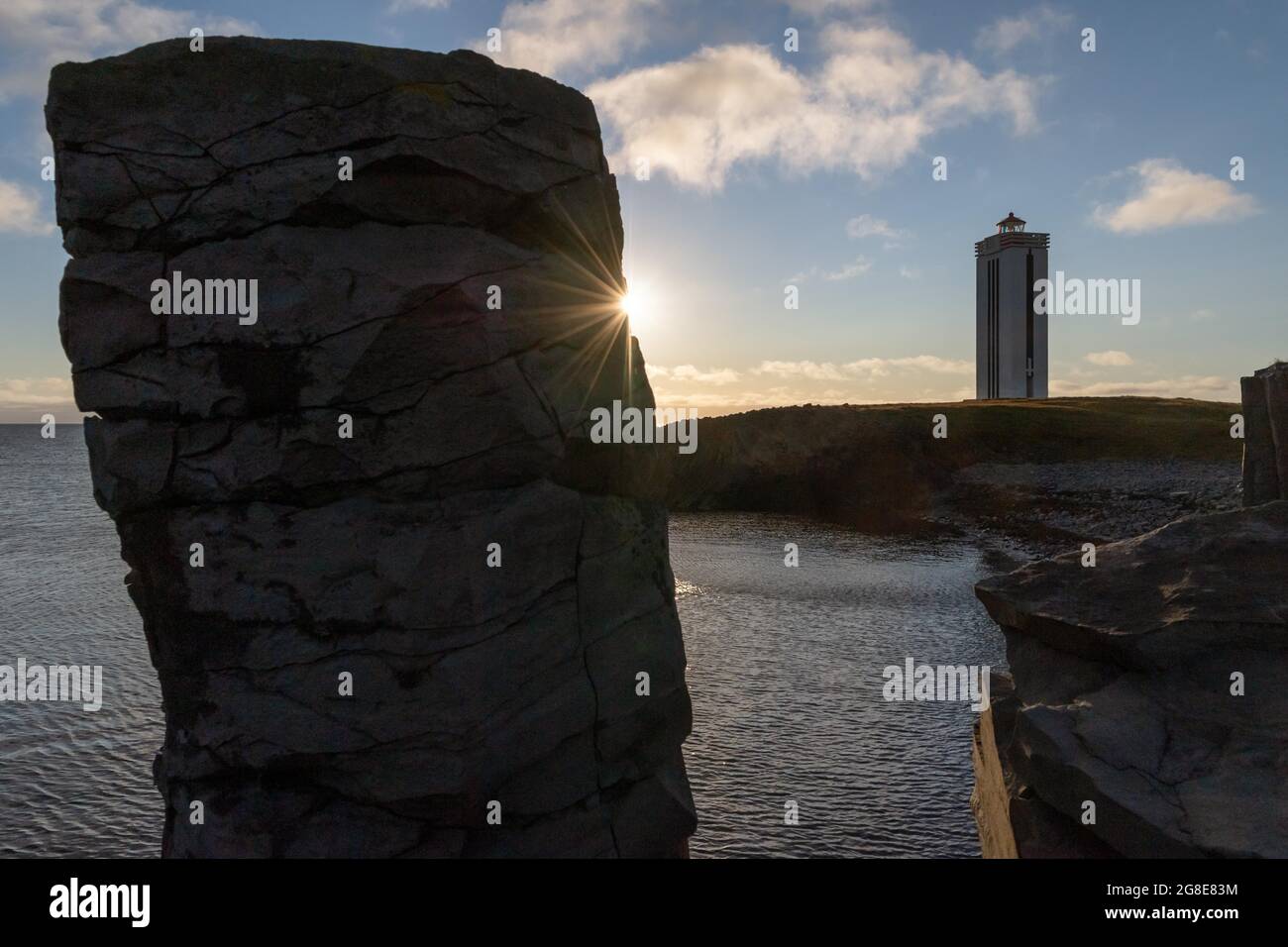 Basaltsäule und Leuchtturm im Hintergrund, Kalfshamarsvik, Skagi-Halbinsel, Island Stockfoto