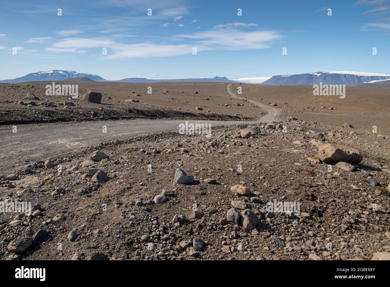 Einsame Schotterstraße durch vulkanische Landschaft, vulkanische Wüste, Straße F35, Kjalvegur, Kjoelur, Hochland, Island Stockfoto