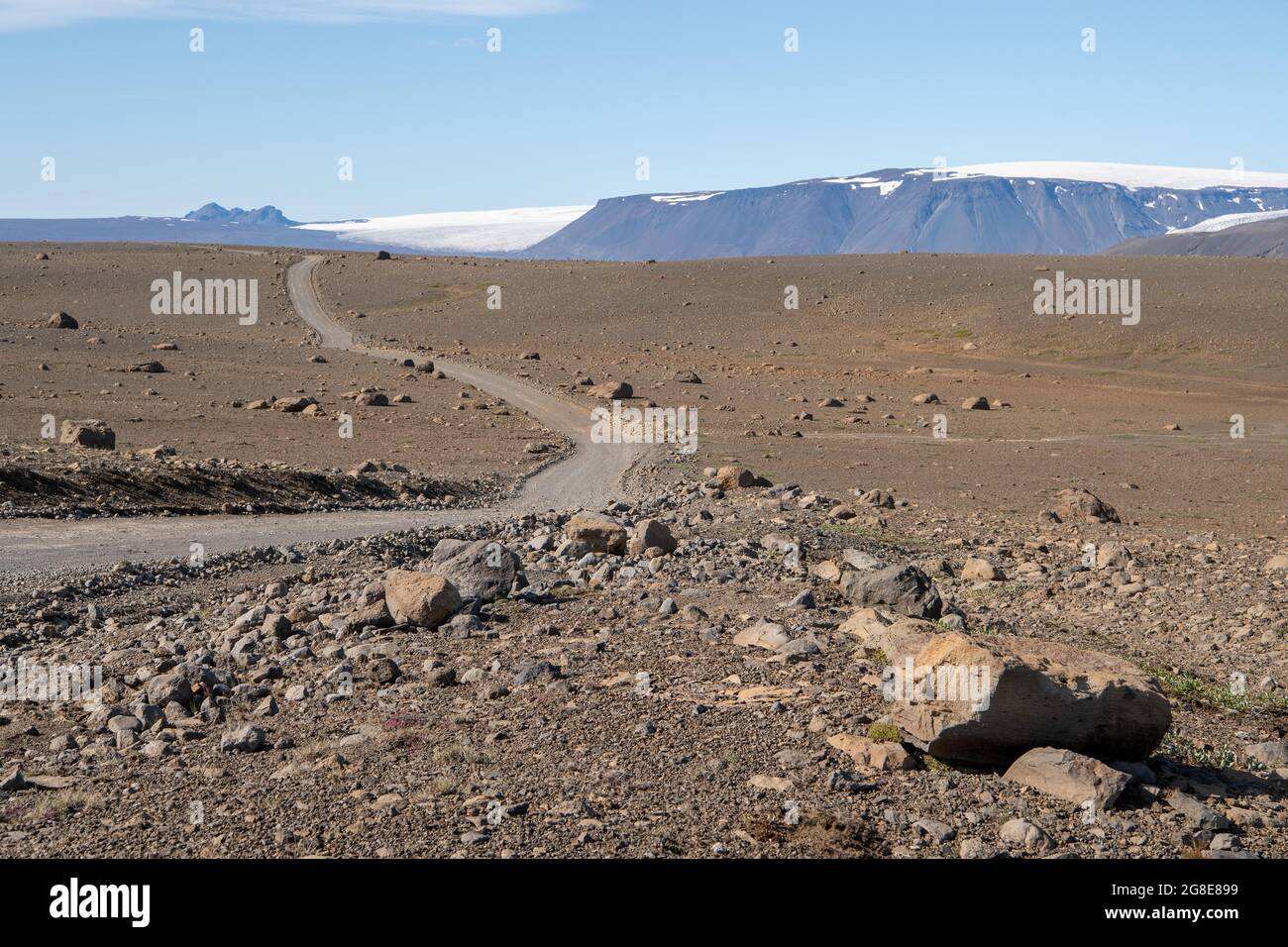 Einsame Schotterstraße durch vulkanische Landschaft, vulkanische Wüste, Straße F35, Kjalvegur, Kjoelur, Hochland, Island Stockfoto