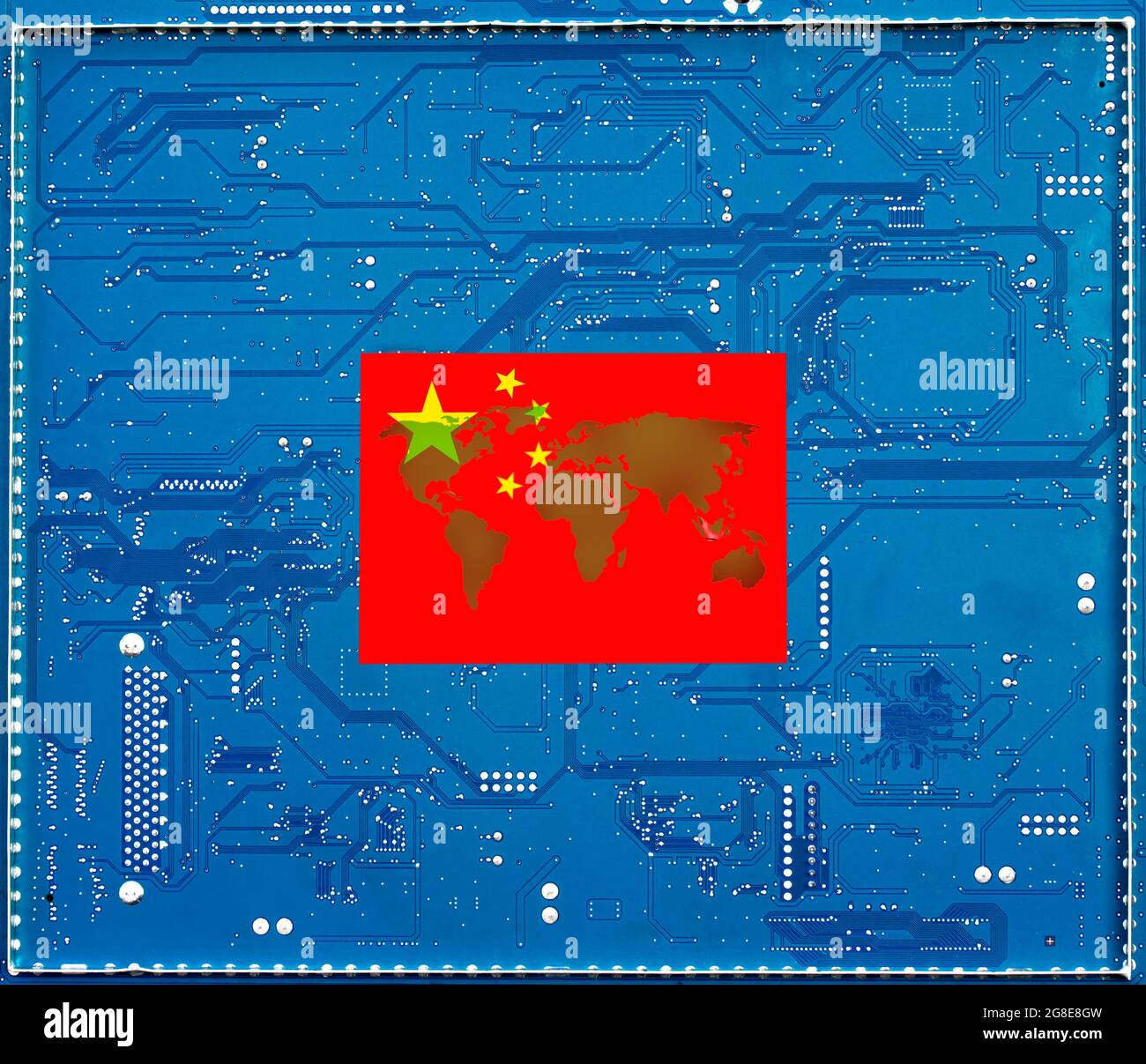 Blaues Motherboard mit chinesischer Flagge, symbolisches Bild für wirtschaftliche Macht und Überwachung, Cyberkriminalität Stockfoto