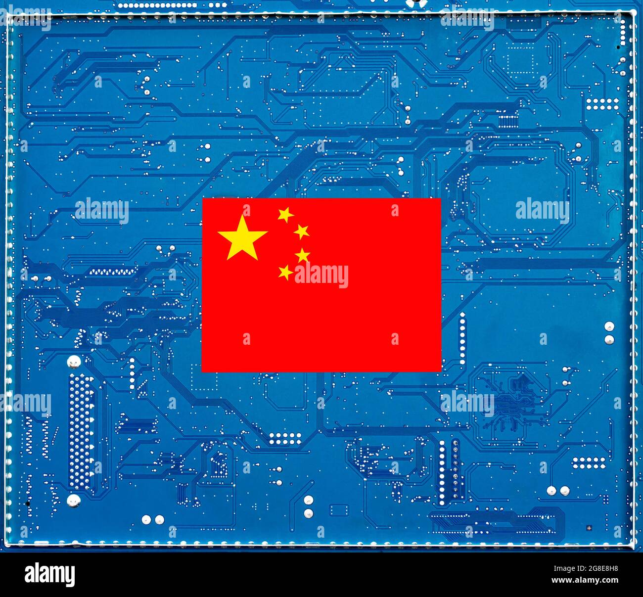 Blaues Motherboard mit chinesischer Flagge, symbolisches Bild für wirtschaftliche Macht und Überwachung, Cyberkriminalität Stockfoto