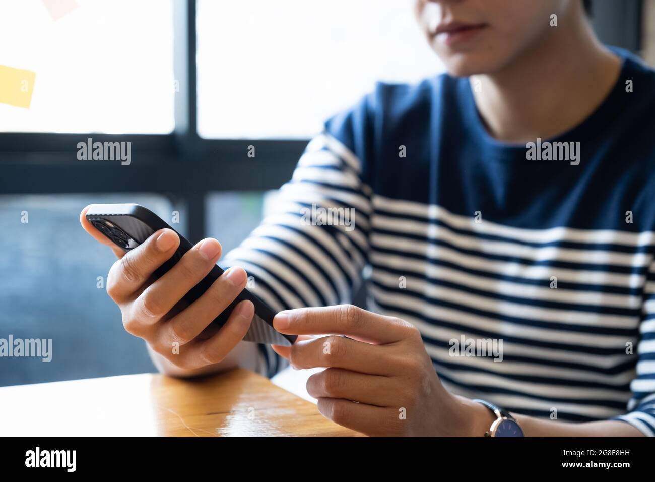 Ein Geschäftsmann vervollständigt KYC mithilfe eines Online-Banking-Programms, um ein digitales Sparkonto zu eröffnen. Die Definition von Cyber-Sicherheit. Stockfoto