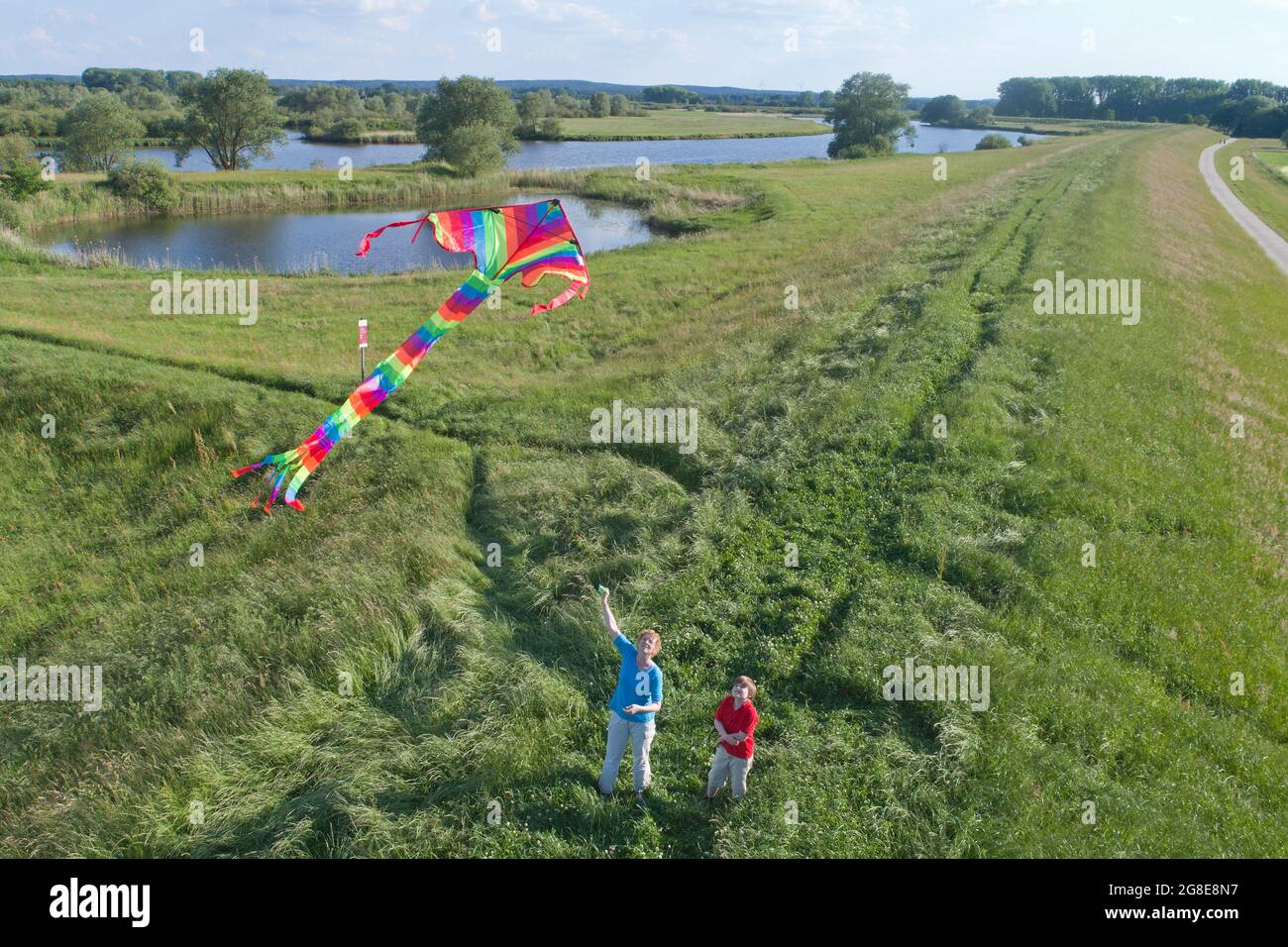 Luftaufnahme, Mutter und Sohn fliegen einen Drachen, Bleckede, Niedersachsen, Deutschland Stockfoto