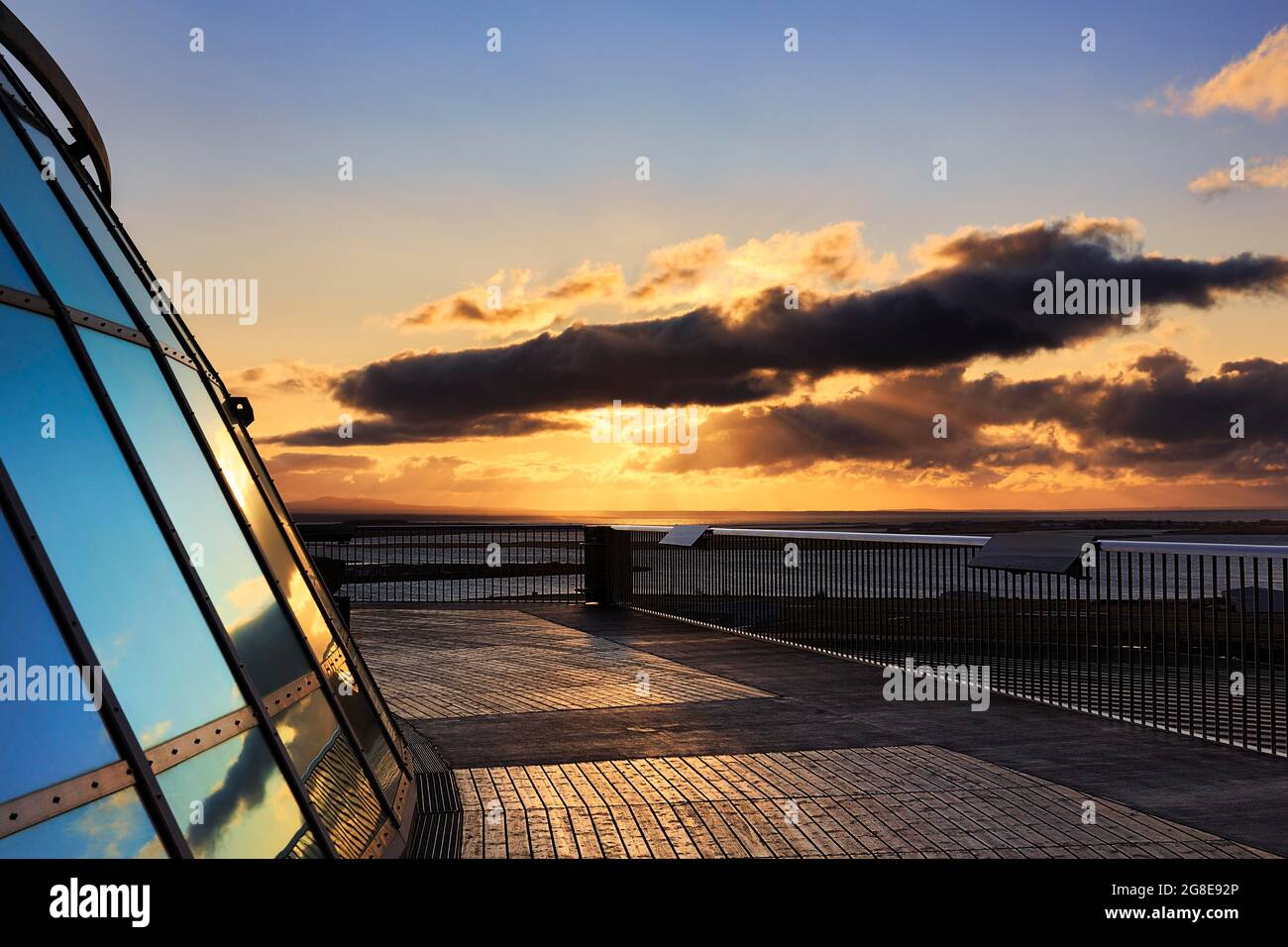 Aussichtsplattform auf dem Perlan-Heißwassertank bei Sonnenuntergang, Reykjavik, Island Stockfoto