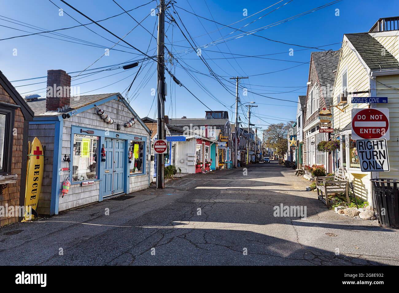 Dorfstraße mit Hochspannungsfreileitungen, Freileitungen, Bearskin Neck, Rockport, Cape Ann, Massachusetts, New England, USA Stockfoto