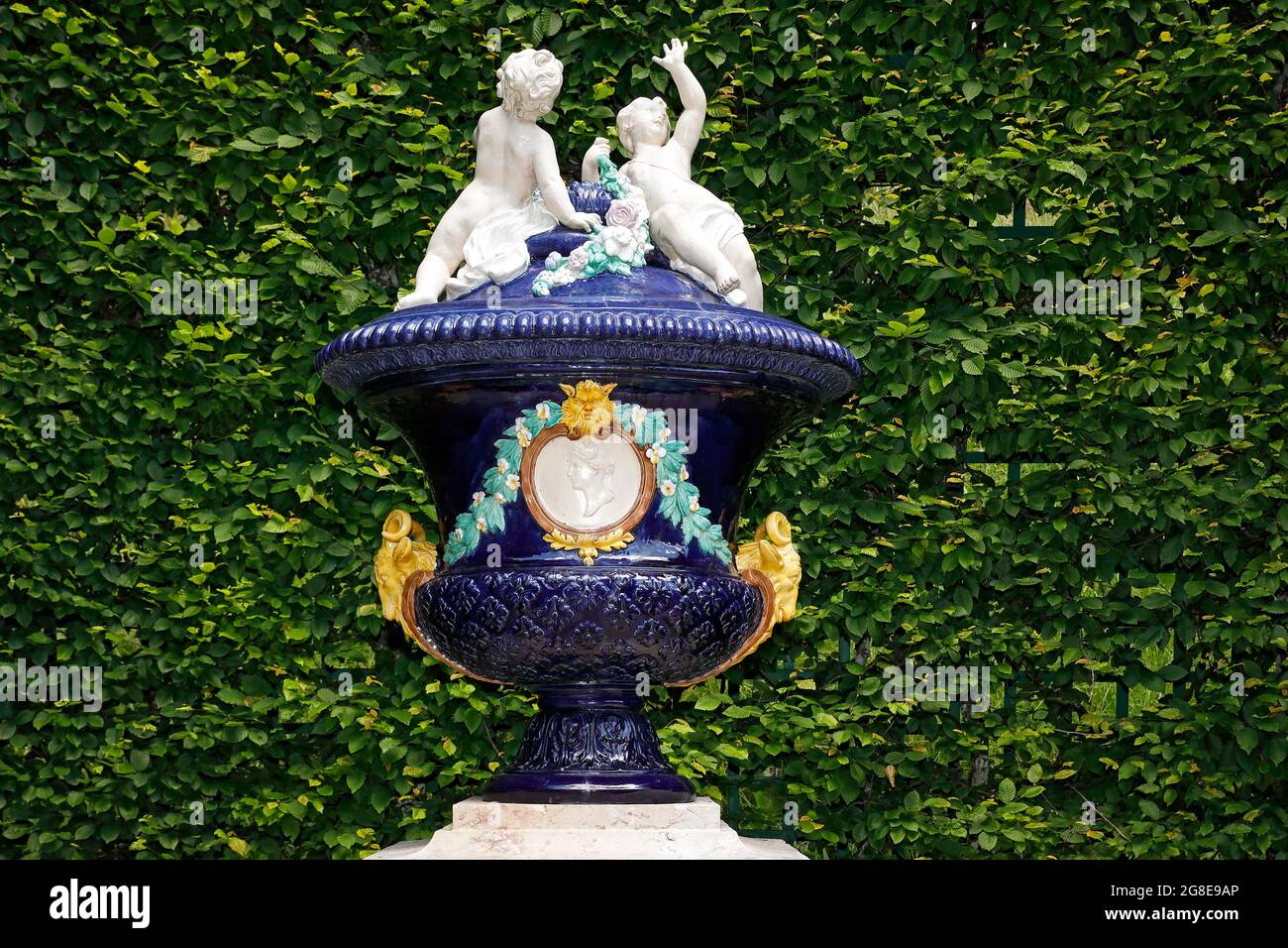 Ornamental glasierte Keramikgefäße mit Putti, Westparterre, Schlosspark, Schloss Linderhof von König Ludwig II. Von Bayern, Oberbayern, Bayern Stockfoto