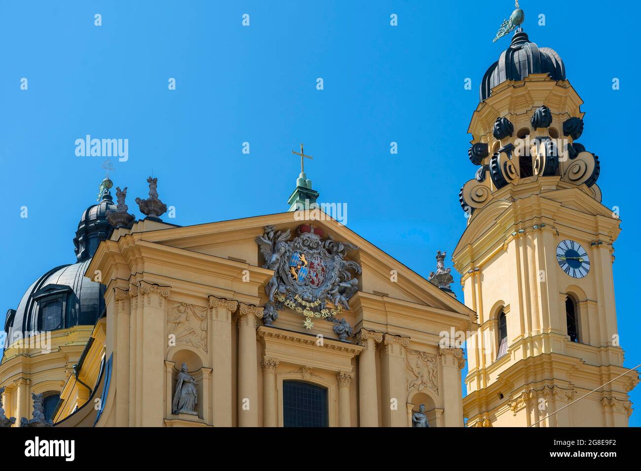 Ostfront der Theatinerkirche mit bayerischem Wappen, München, Oberbayern, Bayern, Deutschland Stockfoto