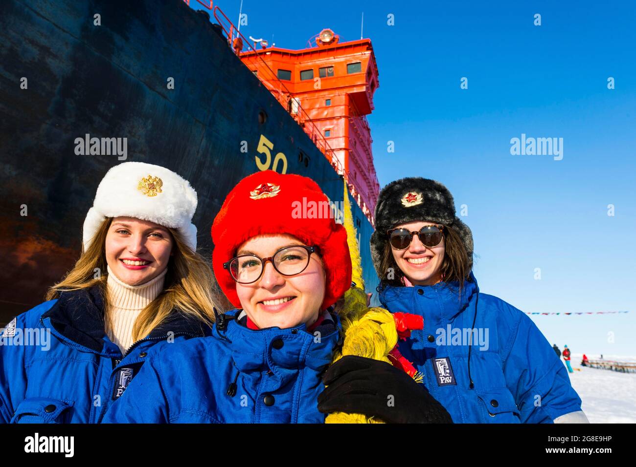Russische Mädchen posieren auf dem Nordpol, Arktis Stockfoto