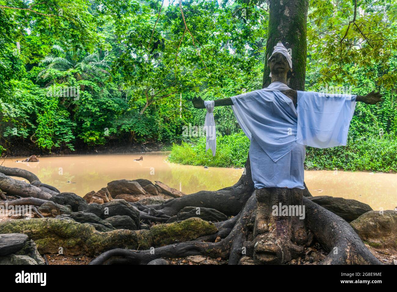 Voodoo scultpures in der UNESCO-Stätte Osun-Osogbo Sacred Grove, Osun State, Nigeria Stockfoto