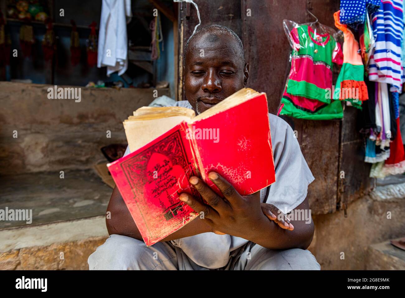 Mann beim Lesen von Quoran, Kano, Bundesstaat Kano, Nigeria Stockfoto
