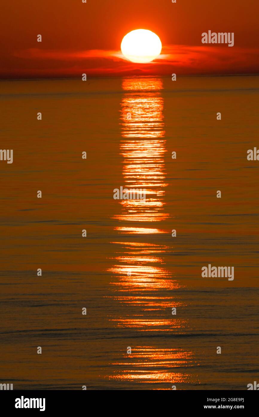 Schöner Sonnenuntergang in Kola Bay, Murmansk, Russland Stockfoto