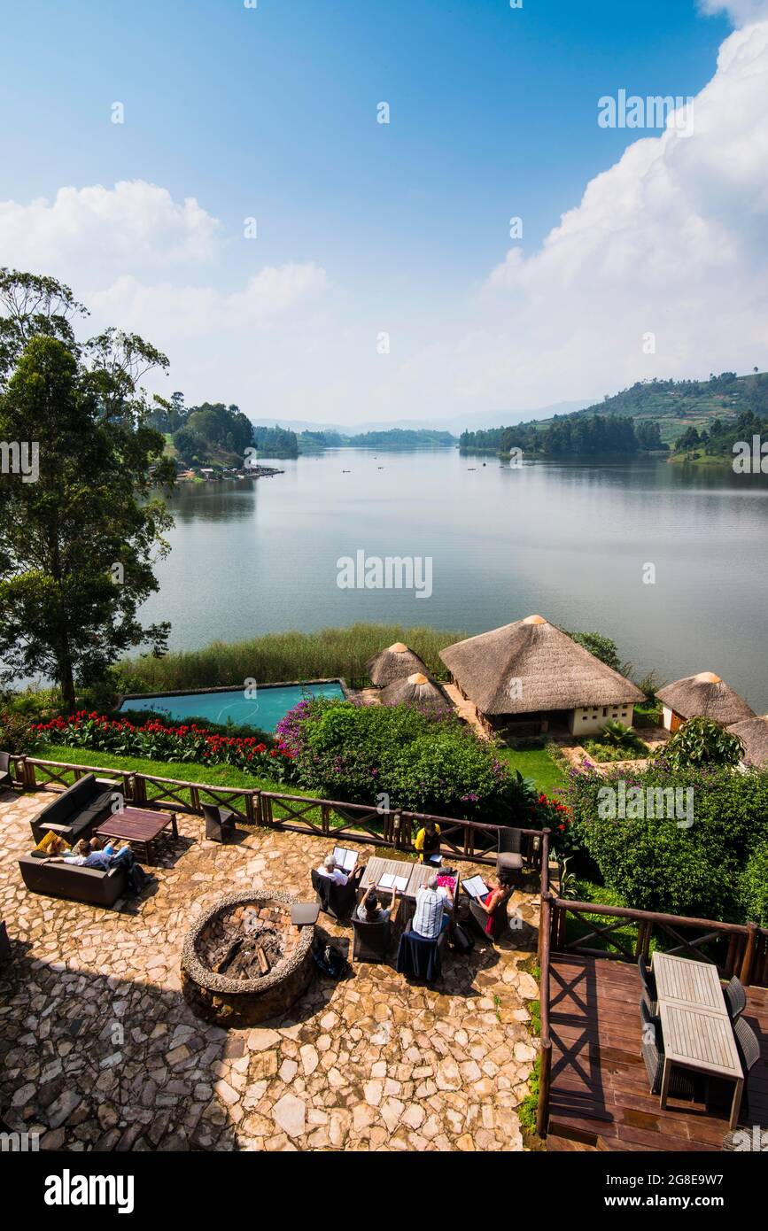 Blick von der Lodge auf den Bunyonyi-See, Uganda, Afrika Stockfoto