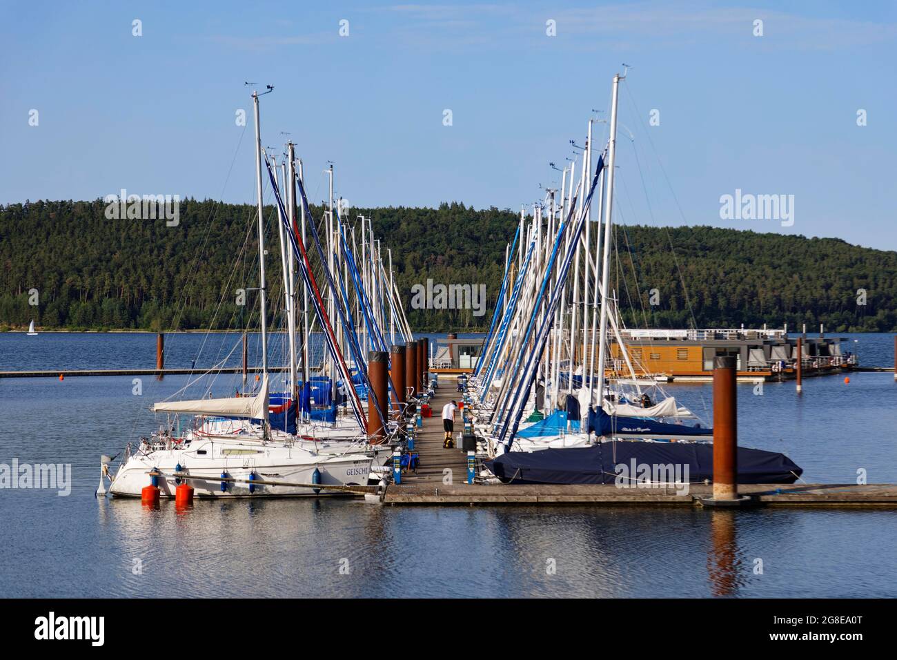 Segelboote im Segelhafen am Steg, Yachthafen, hinten Floating Village am Brombachsee, Grosser Brombachsee, Ramsberg am Stockfoto