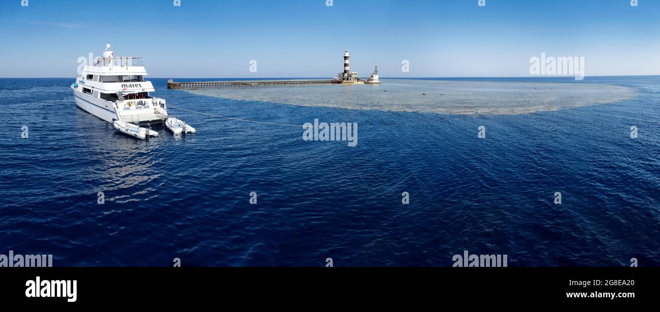 Tauchschiff, Live-Aboard, Seven Seas auch Seven7Seas ankern vor dem Korallenriff der Daedalus-Insel, dem Roten Meer, Ägypten Stockfoto