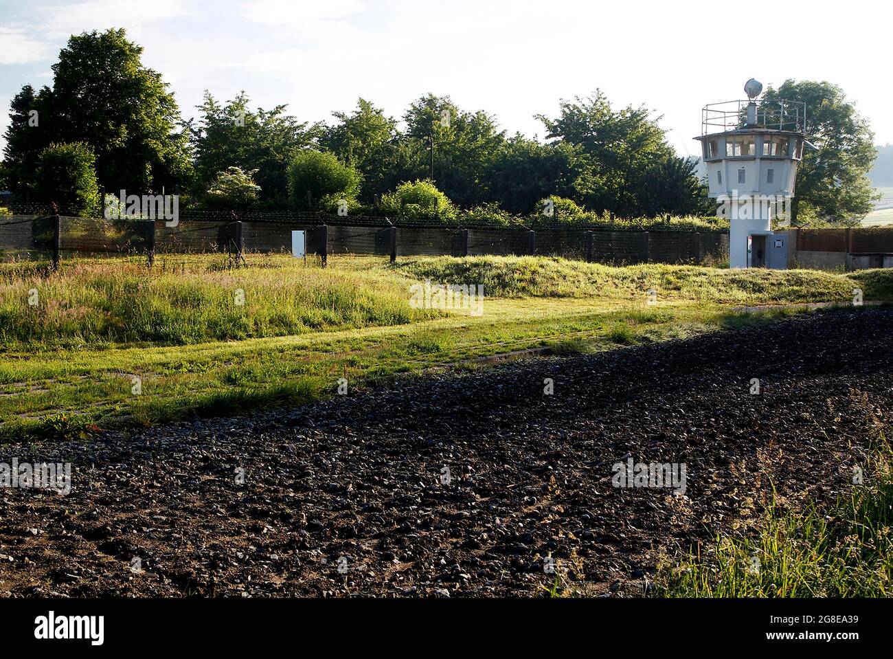 Beobachtungsturm der Grenztruppen der DDR, Todesstreifen, K6, Kontrollstreifen, Gerichtsstreifen, Geharkt, unbedecktes Sichtfeld und Feuerfeld Stockfoto
