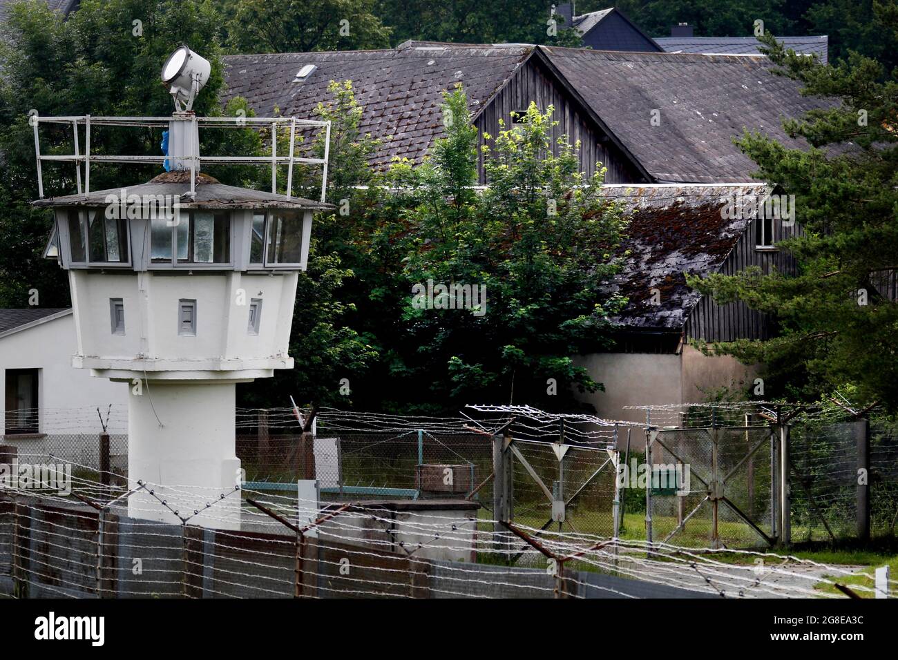 Aussichtsturm der Grenztruppen der DDR, Grenzwachturm, Grenzzaun, Grenzbefestigung aus Stacheldraht, Wohnhaus, DDR Stockfoto