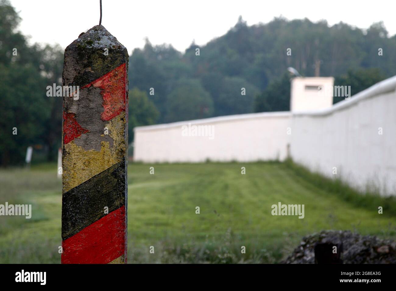 Grenzposten der DDR, Sperrzone, Niemandsland, Grenzbefestigung, Grenzmauer in Mödlareuth, ehemalige geteilte Stadt an der deutsch-deutschen Grenze Stockfoto