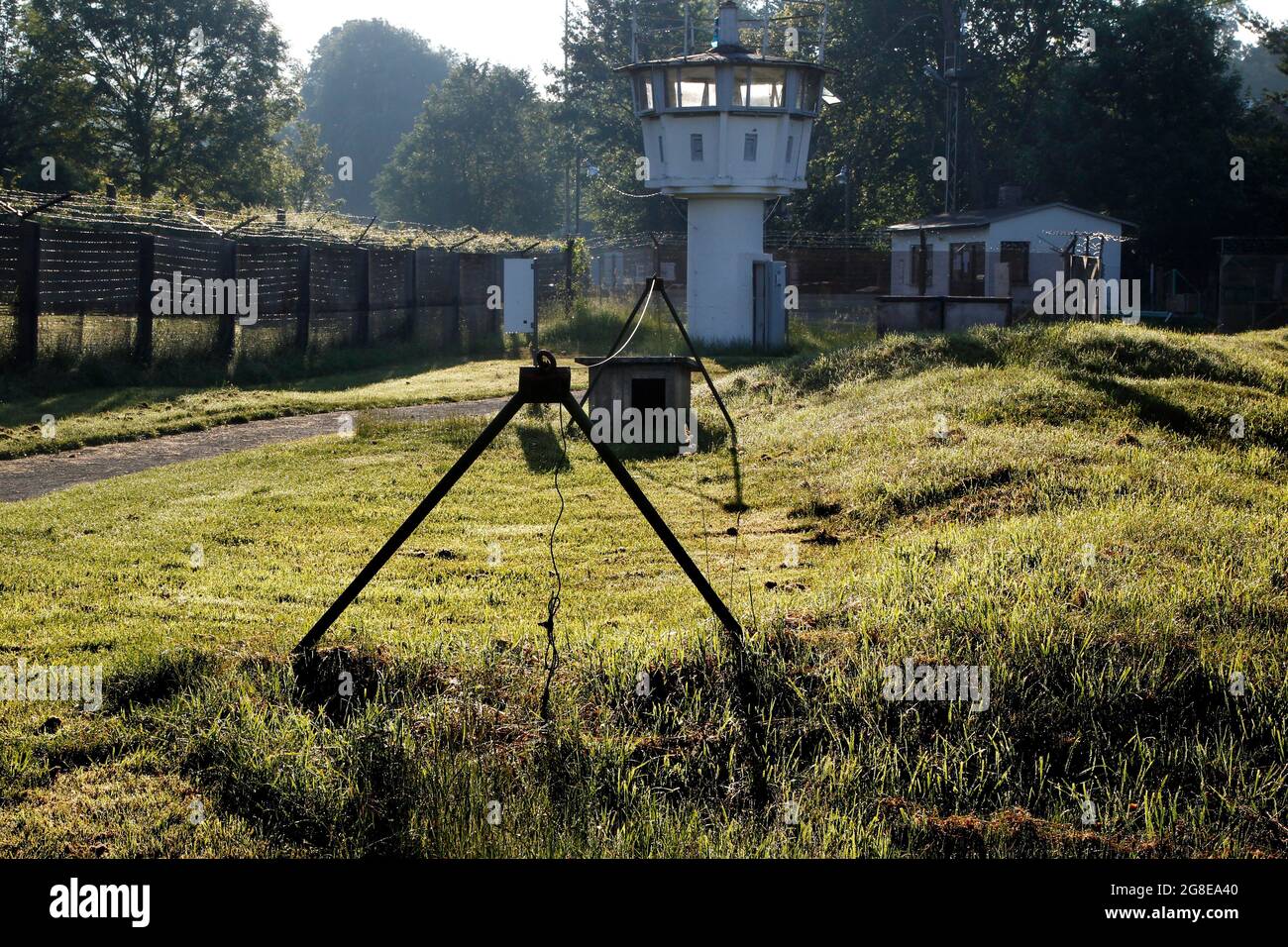 Beobachtungsturm der Grenztruppen der DDR, Todesstreifen, Hundelauf, Grenzschutzturm, DDR-Grenzturm in Mödlareuth, ehemalige geteilte Stadt an Stockfoto