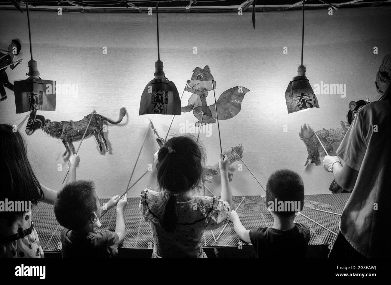 Peking, China. Juli 2021. Kinder-Puppenspieler animieren verschiedene Tierpuppen während des Schattenpuppentheaters in Peking, China am 17/07/2021 von Wiktor Dabkowski Quelle: dpa/Alamy Live News Stockfoto