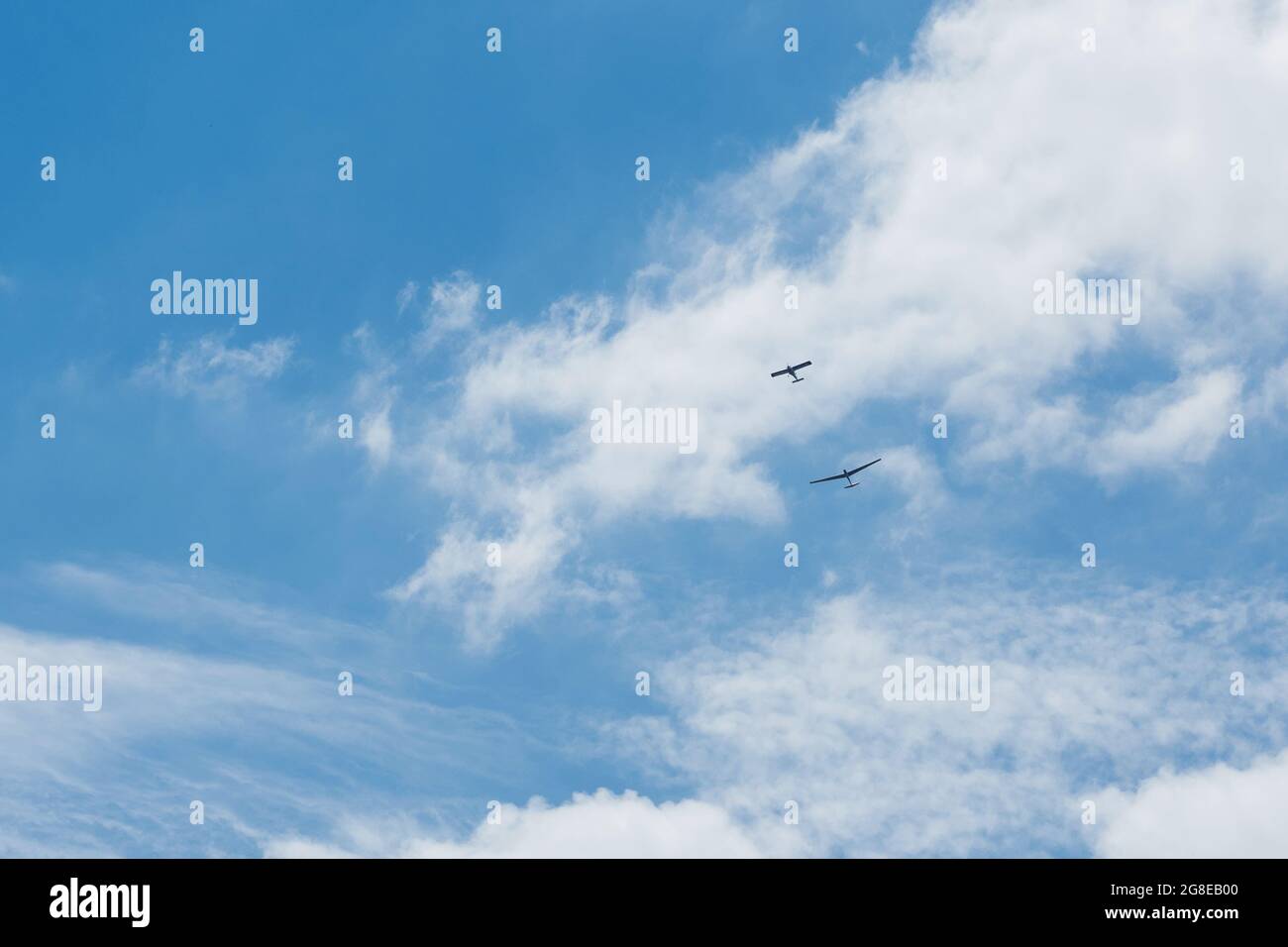 Segelflugzeuge fliegen am Himmel. Extrem aktiver Sport. Wolkiger blauer Himmel mit kleinen motorlosen Flugzeugen. Stockfoto